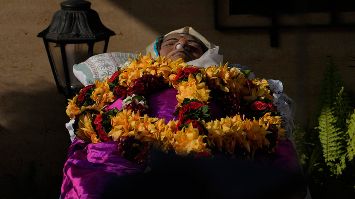Celebs, Fans Pay Final Respects To Lata Mangeshkar On Her Funeral
