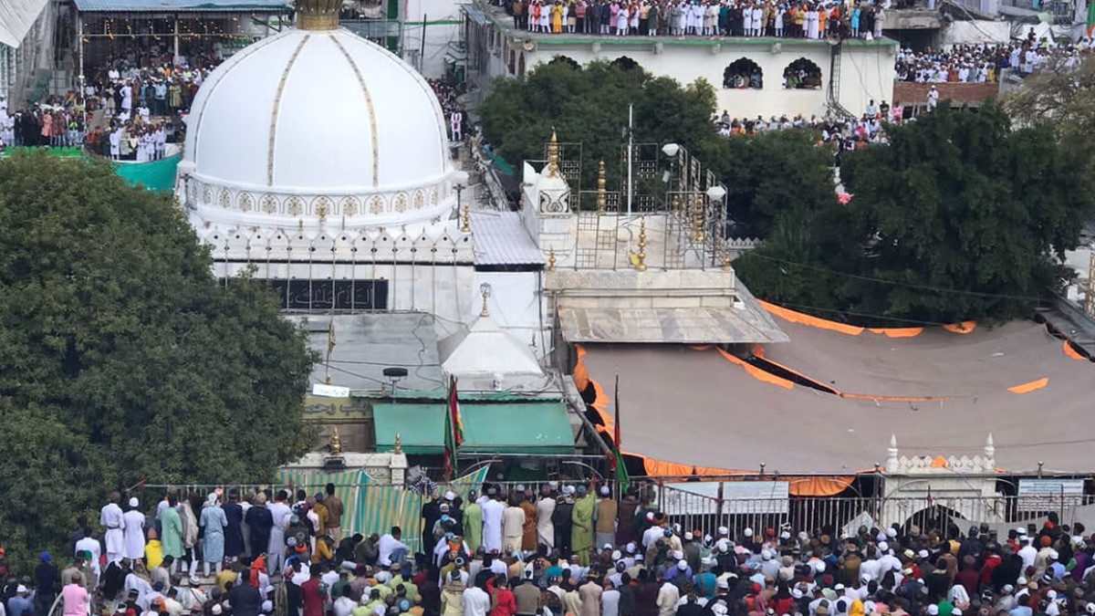 Thousands of devotees gather at Ajmer Sharif Dargah on 810th death anniversary of Sufi Saint Khwaja Thousands of devotees gather at Ajmer Sharif Dargah on 810th death anniversary of Sufi Saint Khwaja