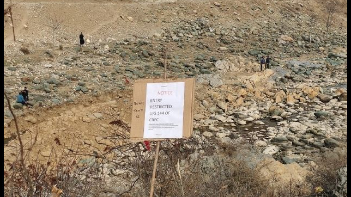 A notice prohibiting entry to the stream. A notice prohibiting entry to the stream.