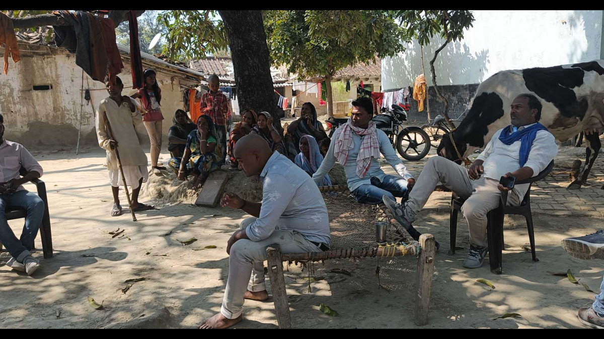 Villagers sitting under the tree in Hasanpur Bharathipur village, Mehnagar Vidhan Sabha. Villagers sitting under the tree in Hasanpur Bharathipur village, Mehnagar Vidhan Sabha.