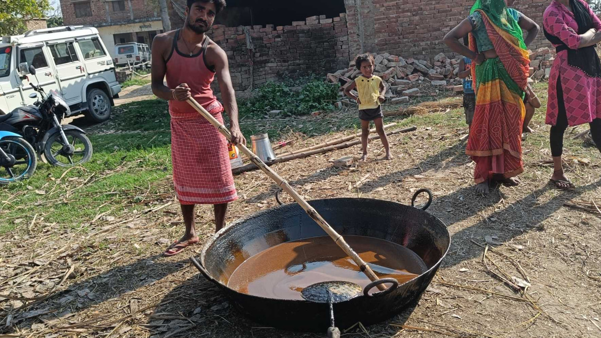 Kalinder Gond was preparing jaggery Kalinder Gond was preparing jaggery