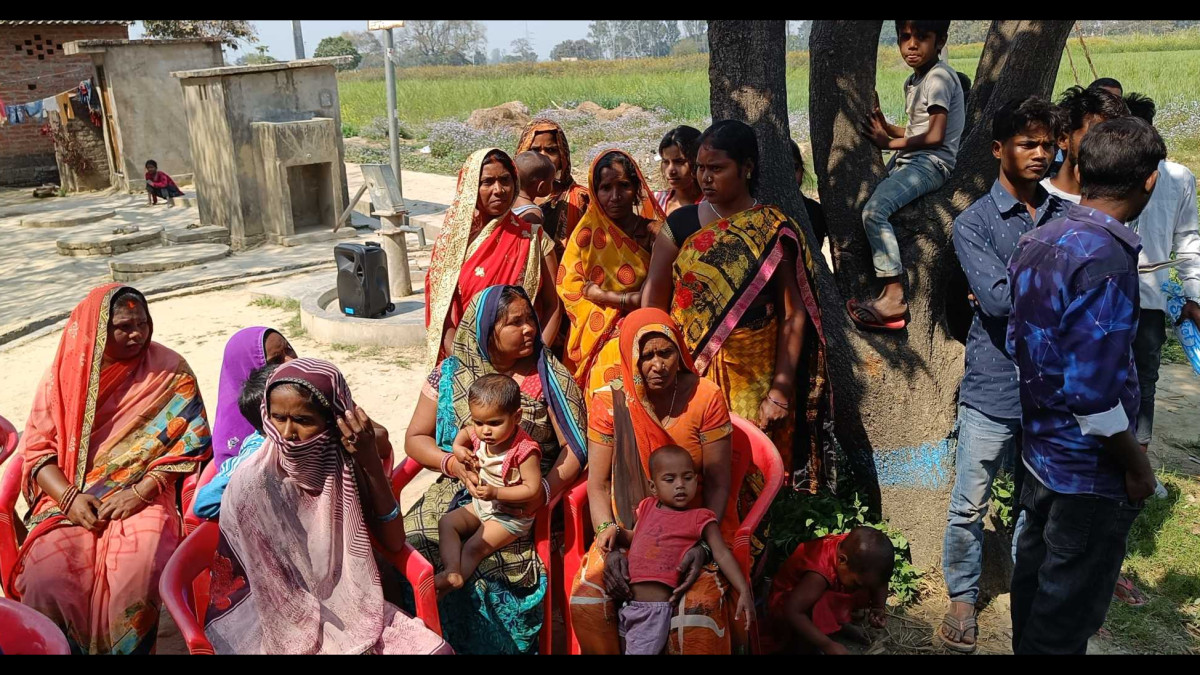 Women listening intently to BSP candidate Shakeel Ahmad. Women listening intently to BSP candidate Shakeel Ahmad.