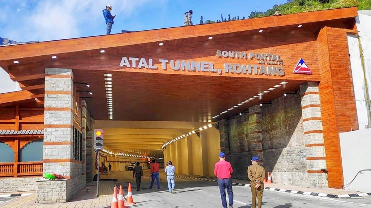 Himachal Pradesh: Atal Tunnel Craze, Snowfall In Manali Increase Tourist Footfall In Kullu On New Year